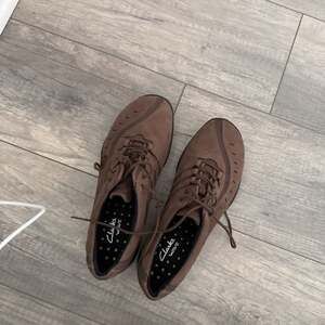 Clarks Wave Brown Leather Walking Shoes 7 women